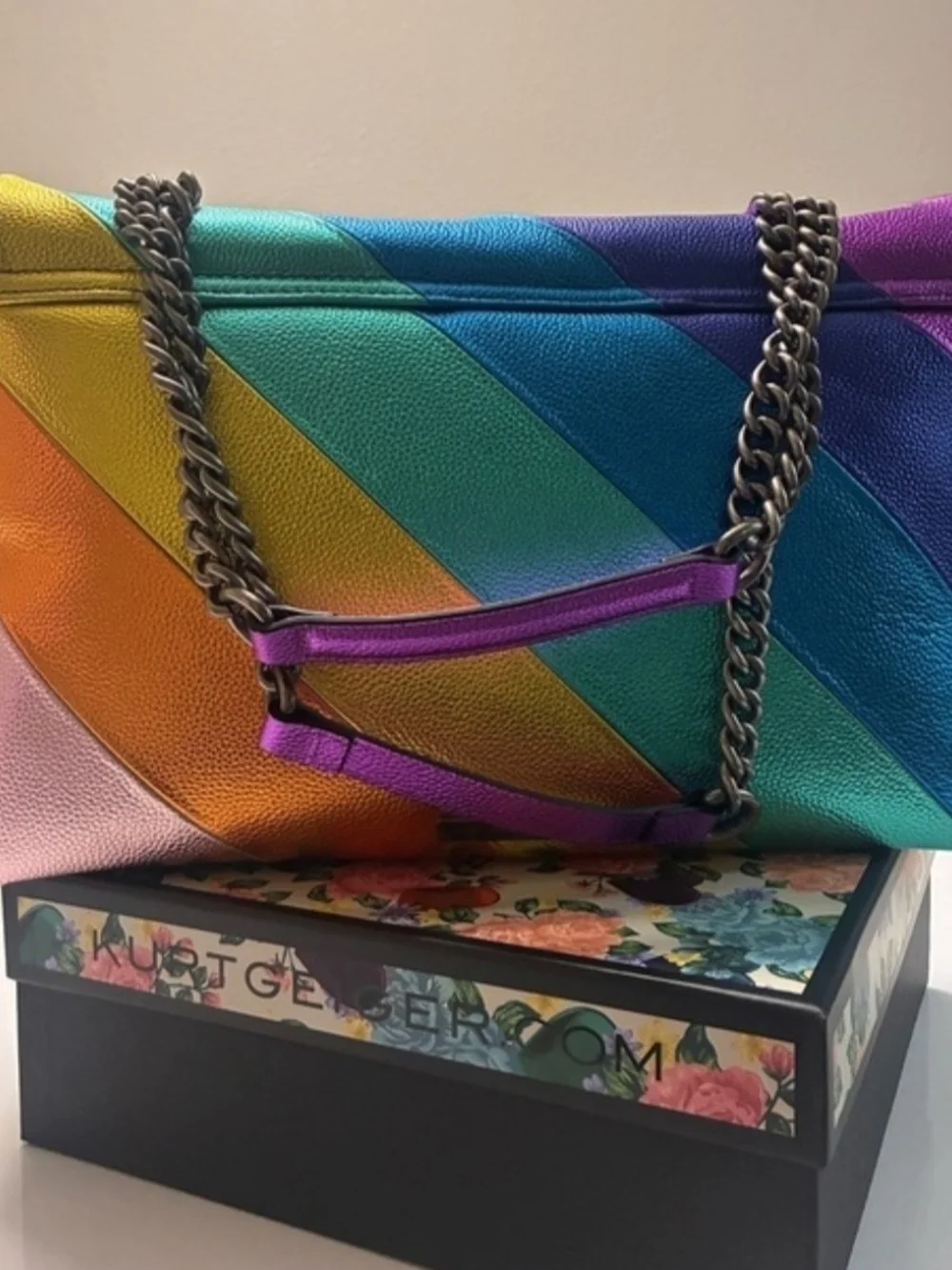 XLKurt Geiger Multicolor Diagonal Stripe Leather Shoulder Bag with Peacock Clasp